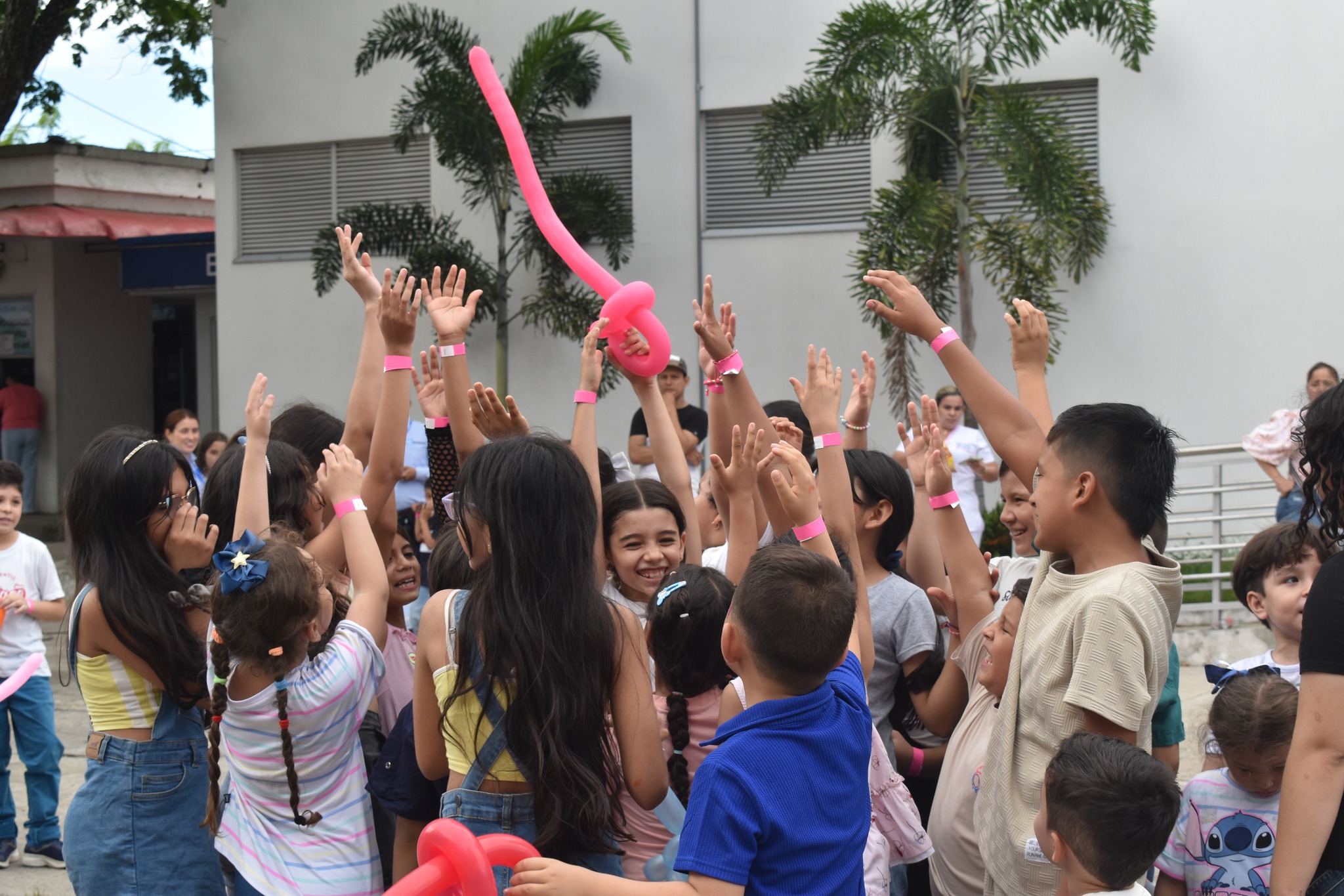 Hijos de colaboradores se vistieron de alegría