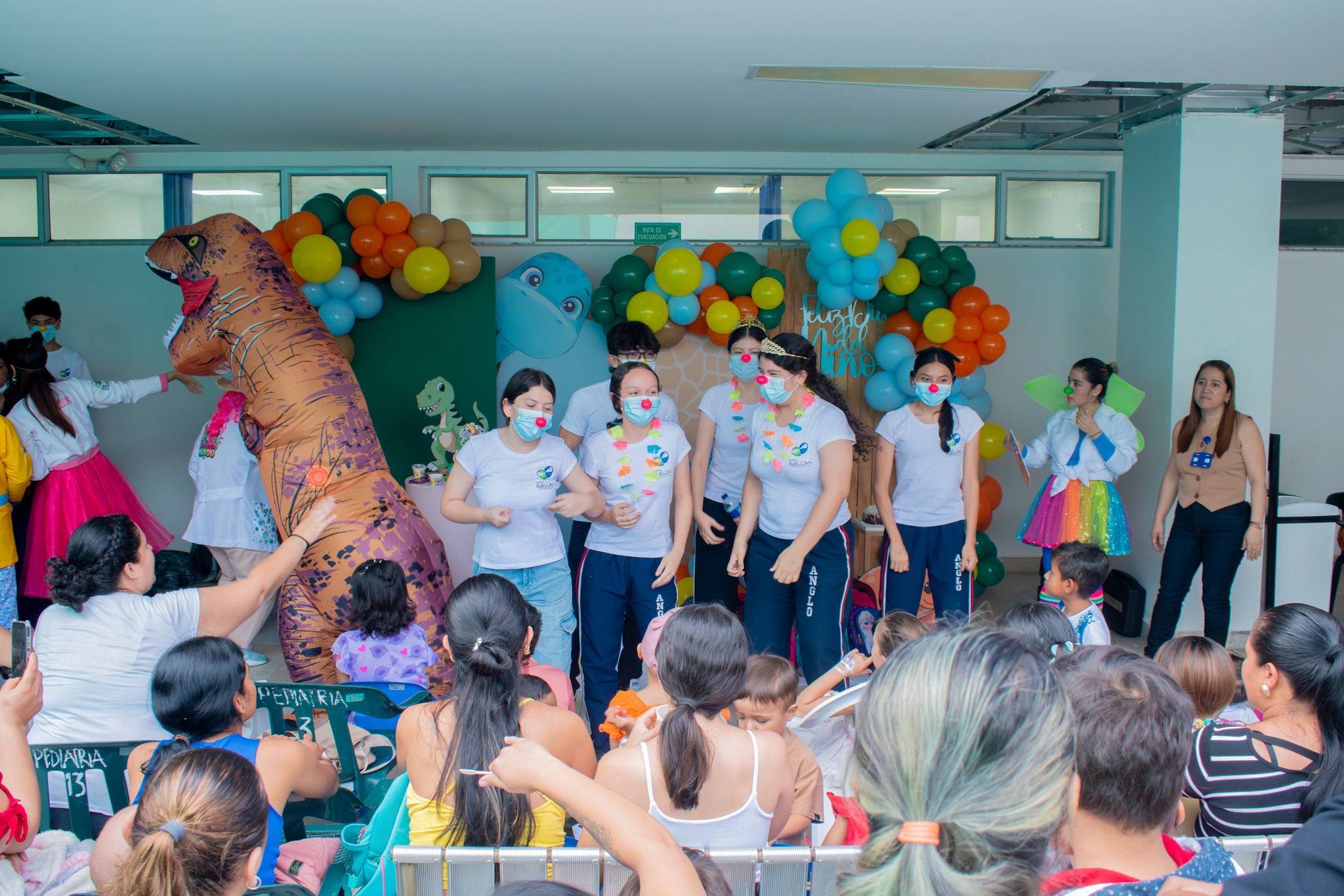 Nos vestimos de fiesta por el Día de la Niñez