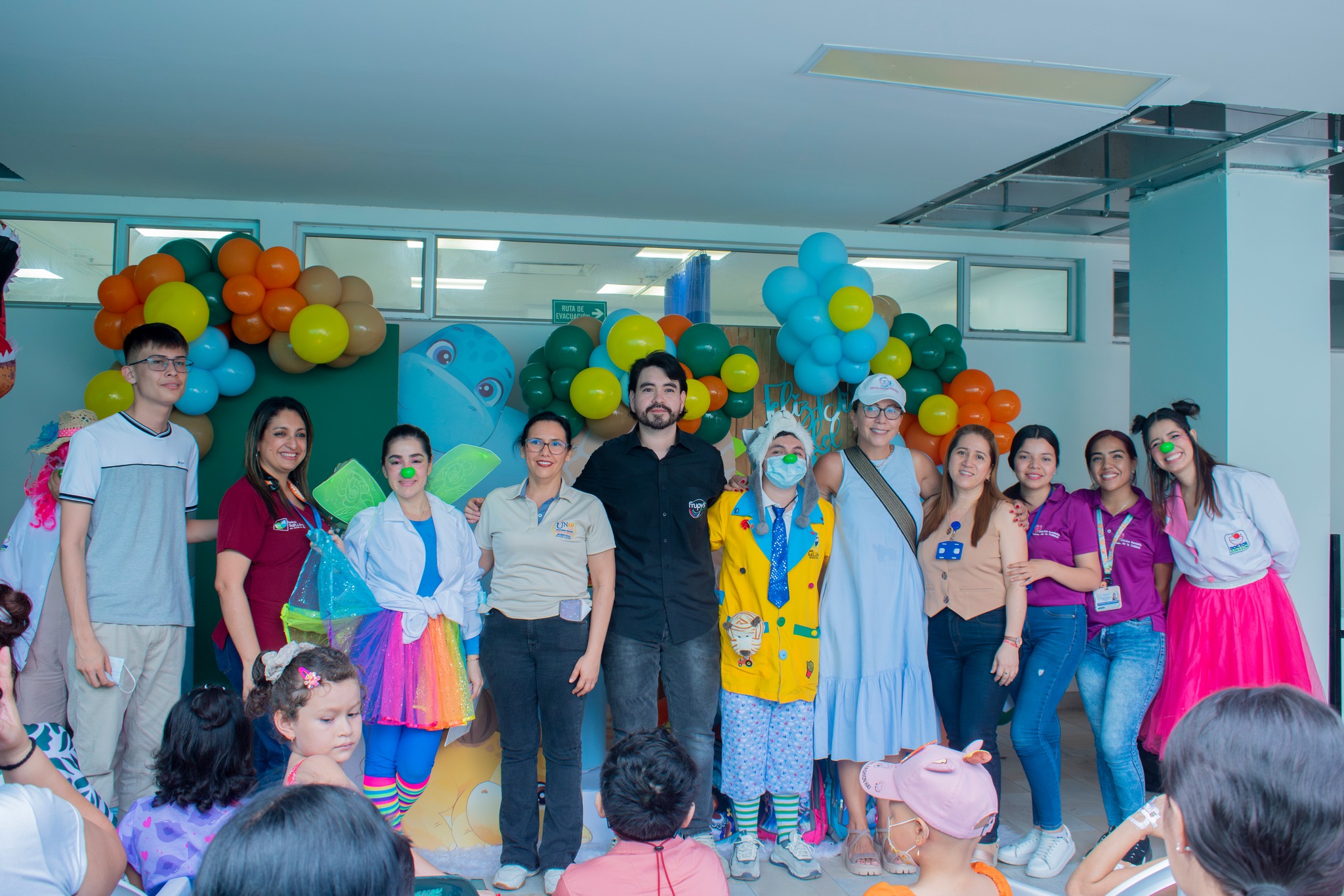 Nos vestimos de fiesta por el Día de la Niñez